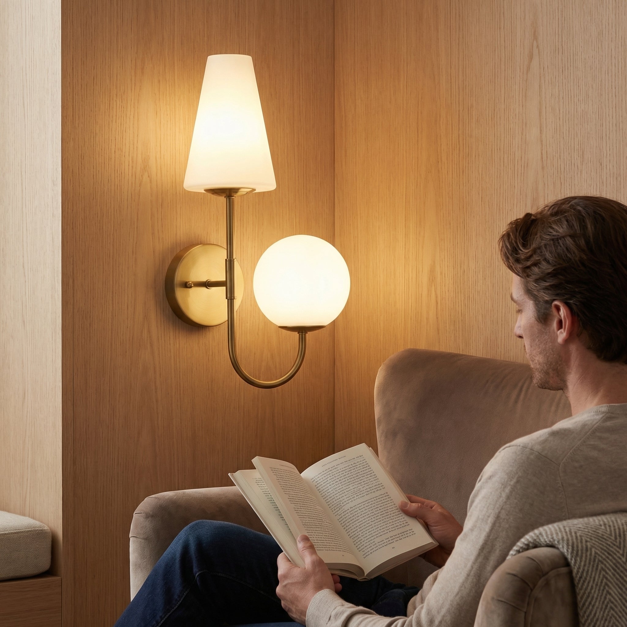Gouden Wandlamp met Melkglazen Kap, Vintage Wandleuchte voor Slaapkamer