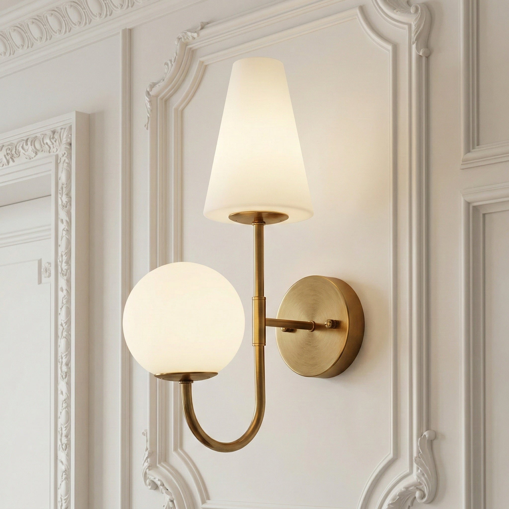 Gouden Wandlamp met Melkglazen Kap, Vintage Wandleuchte voor Slaapkamer
