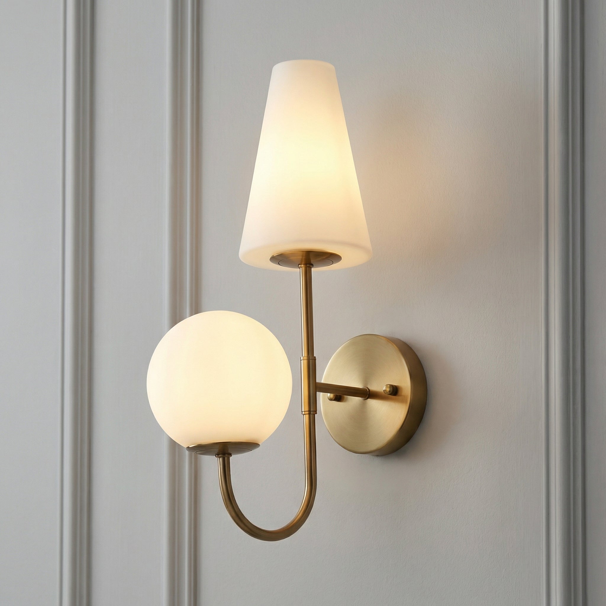 Gouden Wandlamp met Melkglazen Kap, Vintage Wandleuchte voor Slaapkamer